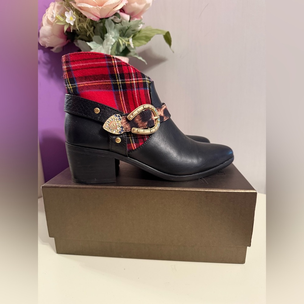 Betsey Johnson Wilma Black and Plaid Western Ankle booties. - Picture 9 of 10